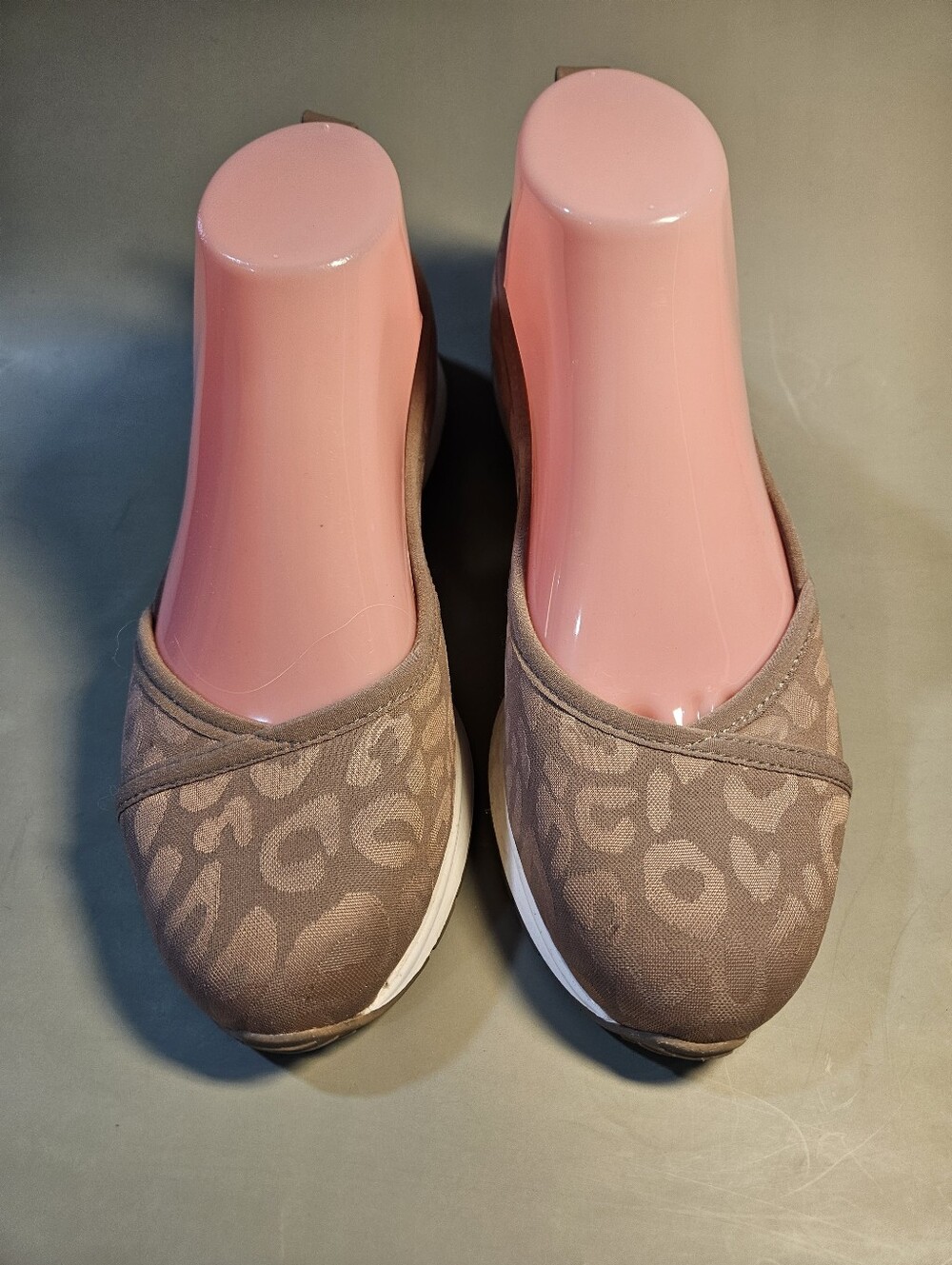 Taryn Rose Slip On Leopard Print Shoes. Size 7.5 Worn Once (Bin4)